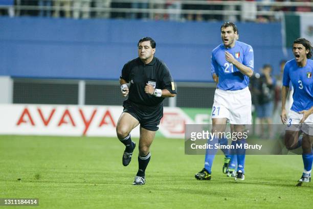 Byron Moreno referee and Christian Vieri and Paolo Maldini of Italy during the World Cup round 16 match between South Korea and Italy at the Daejeon...