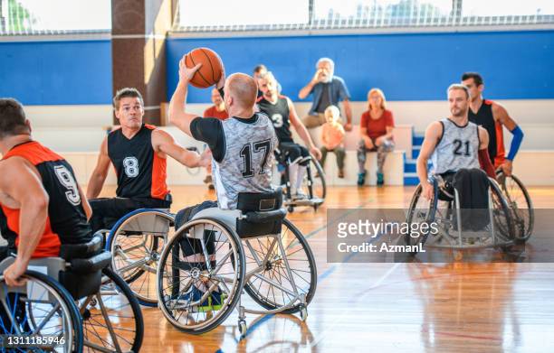 jugador de baloncesto en silla de ruedas que busca pasar - baloncesto en silla de ruedas fotografías e imágenes de stock