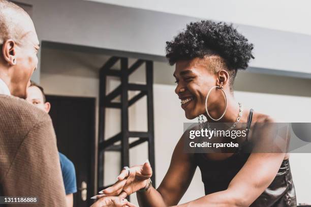 mano nella mano in un gruppo terapeutico - transgender foto e immagini stock