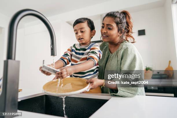 kinderen bezig houden - domestic chores stockfoto's en -beelden