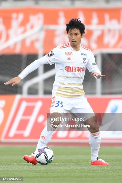 Kazuhiko Chiba of Albirex Niigata in action during the J.League Meiji Yasuda J2 match between SC Sagamihara and Albirex Niigata at the Sagamihara...