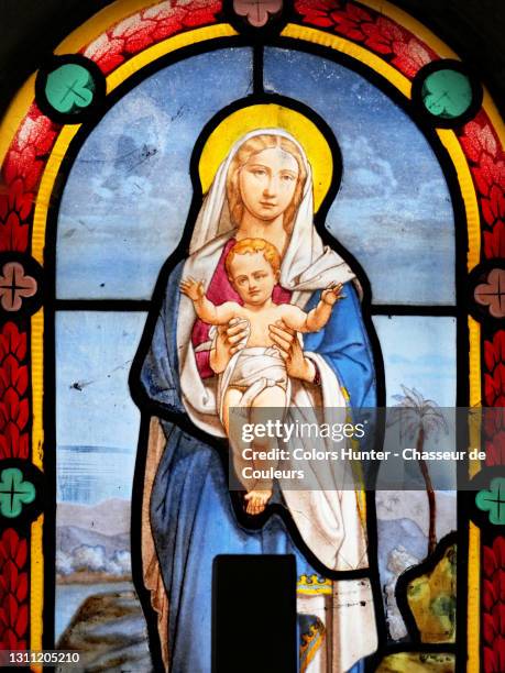 abandoned stained glass of virgin mary with baby jesus in paris - empty tomb jesus bildbanksfoton och bilder