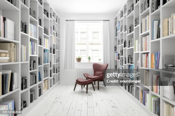 lederen fauteuil in de bibliotheek of in de leeszaal met boeken op de planken - bookcase stockfoto's en -beelden