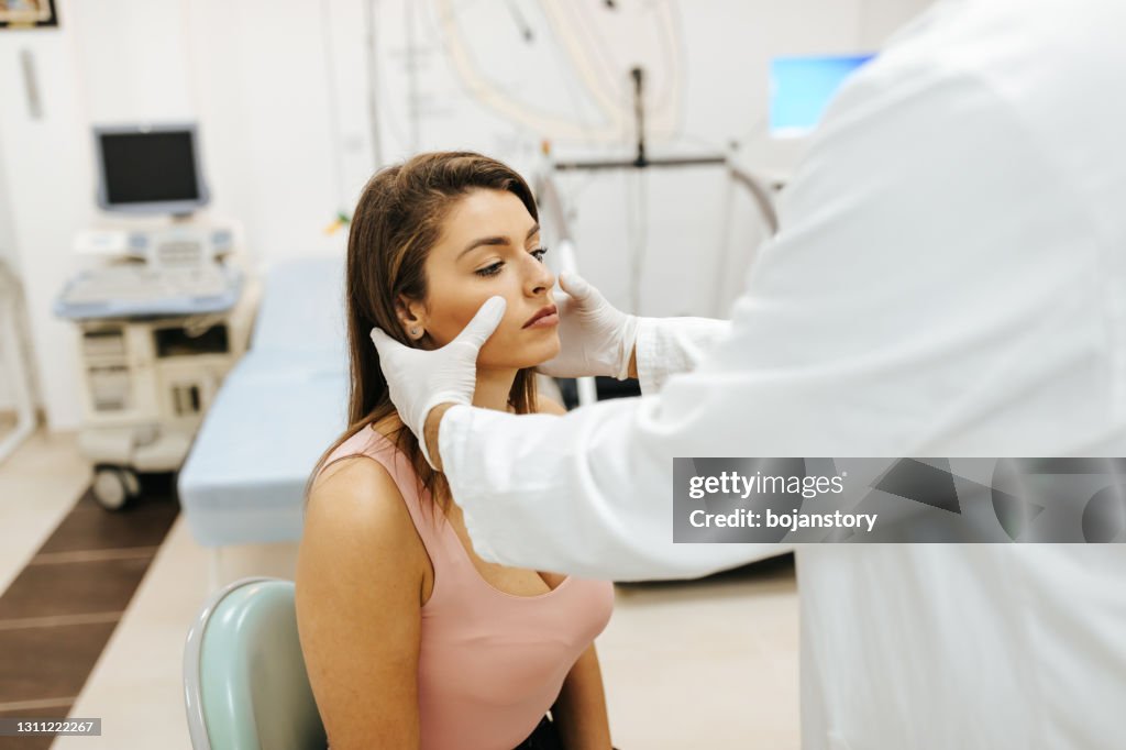 男醫生檢查女病人