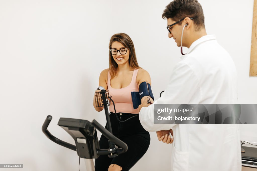 Medisch onderzoek van pols-, bloeddruk- en stresstest