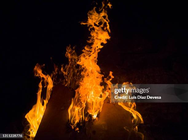 burning a door - burning building ストックフォトと画像