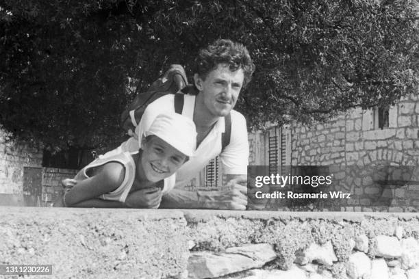 father and son looking out over a wall - 1986 25-35 stock pictures, royalty-free photos & images