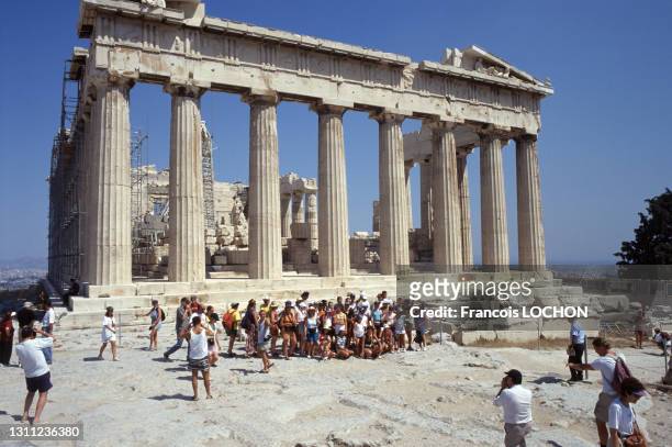 Touristes, temple grec du Parthénon à Athènes en juin 1984, Grèce.