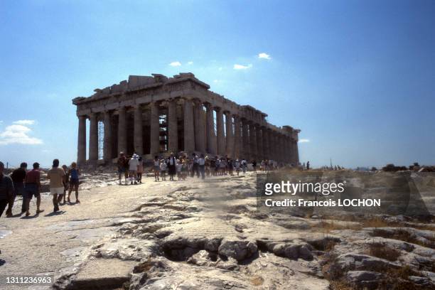 Touristes, temple grec du Parthénon à Athènes en juin 1984, Grèce.