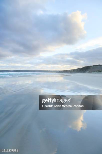 cloud reflection at wreck beach. sleaford bay. eyre peninsula. south australia. - australia summer reflection foto e immagini stock