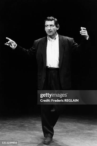 Pierre Desproges dans son spectacle 'Pierre Desproges se donne en spectacle' au Théâtre Grévin en Septembre 1986 à Paris, France.