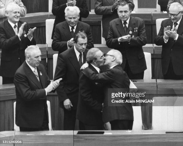 Le baiser entre Léonid Brejnev et Erich Honecker à Berlin lors de la célébration des 30 ans de la République démocratique allemande, le 7 octobre...