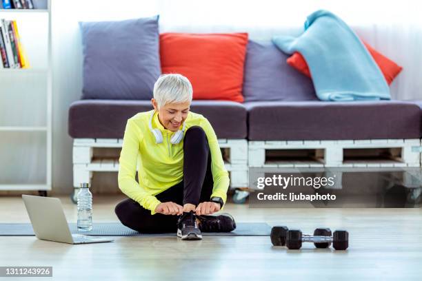 je suis prêt à prendre la route - attacher photos et images de collection