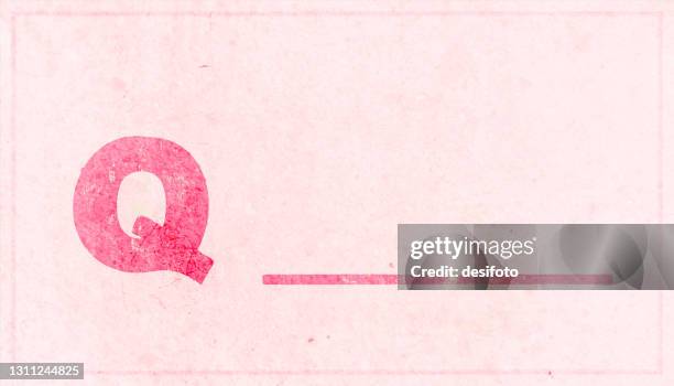 rot gefärbt etui oder großalphabet oder buchstabe q gefolgt von einer leeren linie oder strich über horizontal verwitterten pastell hell rosa farbige grunge wand strukturiert grunge vektor hintergründe - q stock-grafiken, -clipart, -cartoons und -symbole