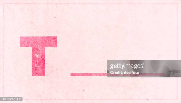 rot gefärbt etui oder großalphabet oder buchstabe t gefolgt von einer leeren linie oder strich über horizontal verwitterten pastell hell rosa farbige grunge wand strukturiert grunge vektor hintergründe - at t stock-grafiken, -clipart, -cartoons und -symbole