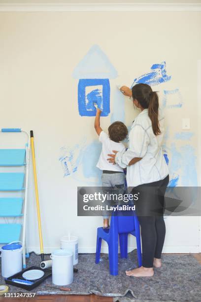 er hat das letzte wort, wenn es darum geht, sein zimmer zu dekorieren - baby paint stock-fotos und bilder