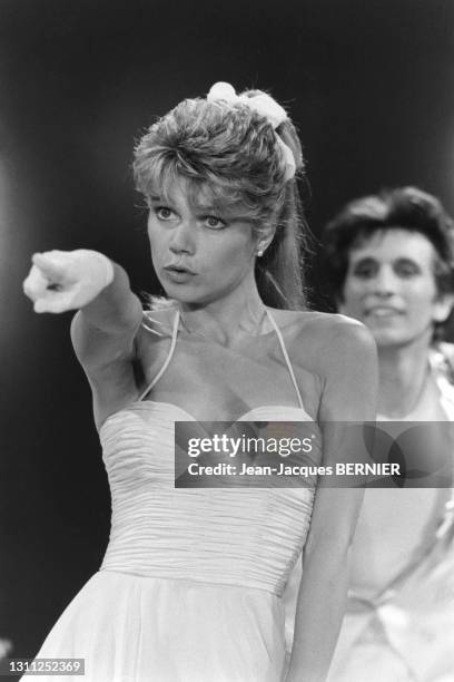 Karen Cheryl chantant sur le plateau de l'émission 'Entrez les artistes', le 17 avril 1983, à Paris.