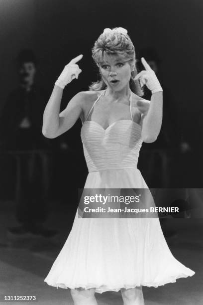 Karen Cheryl chantant sur le plateau de l'émission 'Entrez les artistes', le 17 avril 1983, à Paris.