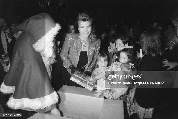 Karen Cheryl à l'avant-première du film 'J'ai rencontré le père Noël', le 4 décembre 1984, à Paris.