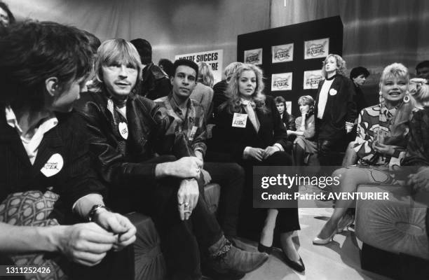 Renaud, Harlem Désir, Douchka Esposito et Karen Cheryl lors du marathon des 'Restos du cœur', le 26 janvier 1986, à Paris.