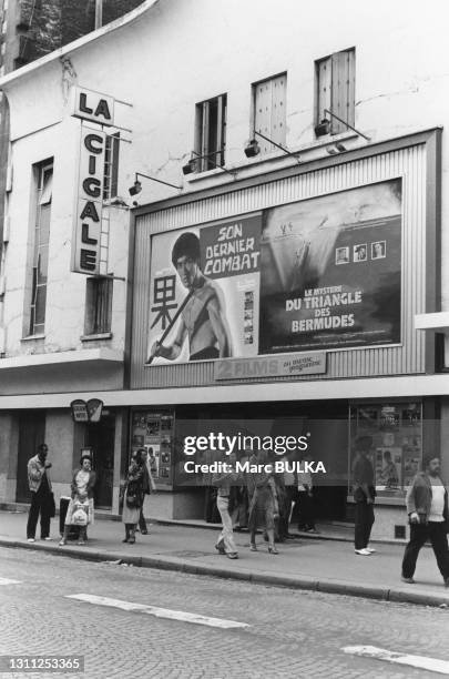 Affiche du film de Bruce Lee 'Le Jeu de la mort' à l'entrée d'un cinéma à Paris, en 1978.