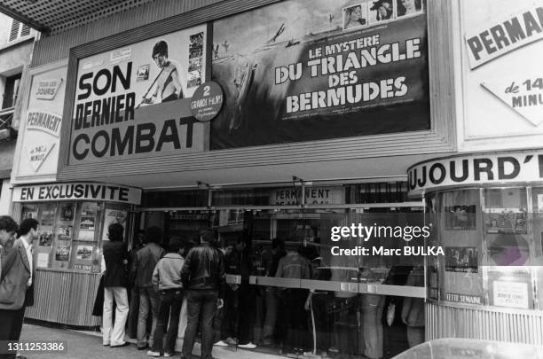 Affiche du films 'Son Dernier Combat' et 'Le Mystere du Triangle des Bermudes' à l'entrée d'un cinéma à Paris, en 1978.