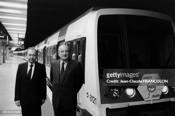 Les président de la RATP et la SNCF Claude Quin et André Chadeau sur le quai du RER dans la gare du Nord, à Paris, le 9 décembre 1981.