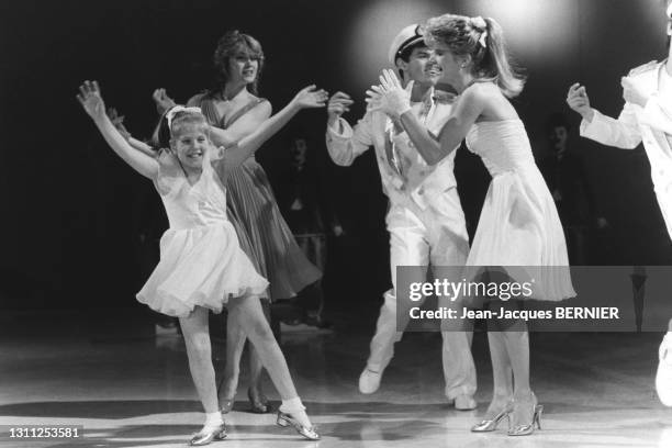 Karen Cheryl chantant sur le plateau de l'émission 'Entrez les artistes', le 17 avril 1983, à Paris.