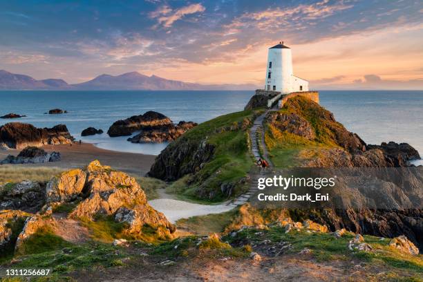 faro di llanddwyn (tör mawr) ad anglesey, galles - anglesey galles foto e immagini stock