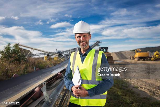 portrait of inspector at open-pit mine - poço de mina imagens e fotografias de stock