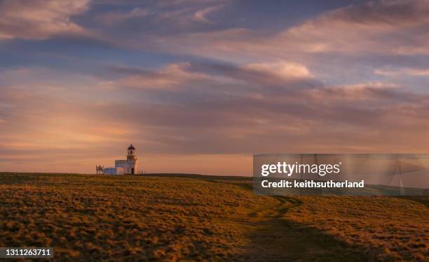 isle of birsay lighthouse at sunset, orkney islands, scotland, uk - orkney stock pictures, royalty-free photos & images