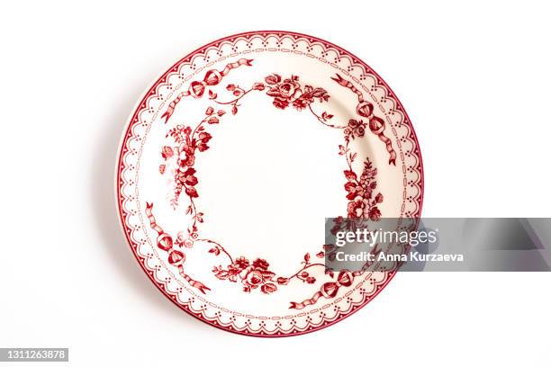 empty plate isolated on white background. directly above view. - rot weiss essen stock-fotos und bilder