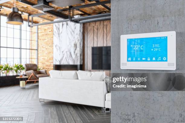 smart home wohnzimmer - tablet screen home stock-fotos und bilder