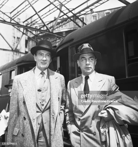 Clifton Webb et Erich Maria Remarque sur un quai de la gare Saint-Lazare, le 21 mai 1949, à Paris.