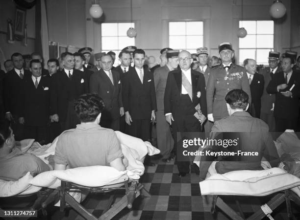 Vincent Auriol visitant des soldats blessés de la guerre d'Indochine l'hôpital d'instruction des armées Desgenettes à Lyon, le 15 mai 1949.