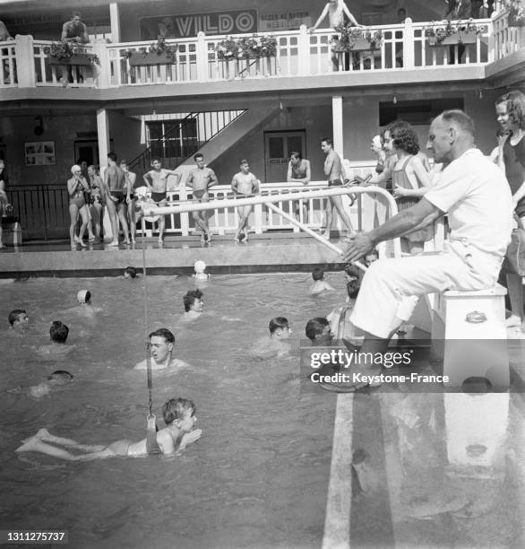 Enfant apprenant à nager dans la piscine Molitor à Paris, le 22 juillet 1949.