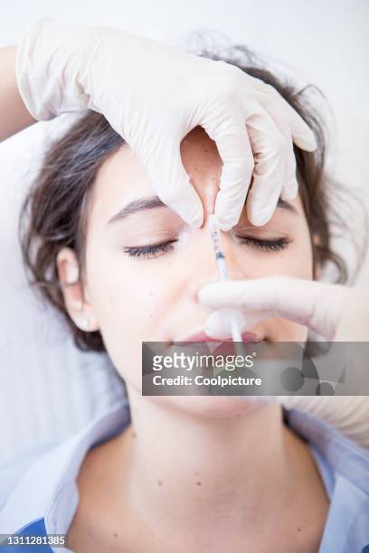 beauty clinic: botox and fillers therapy - botox injections stock-fotos und bilder