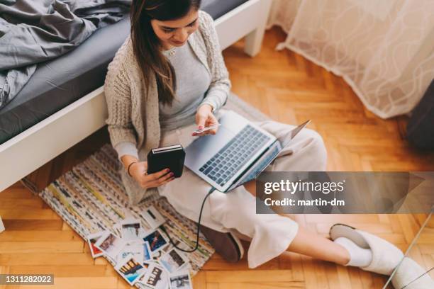 frau druckt sofortfotos - ausdrucken stock-fotos und bilder