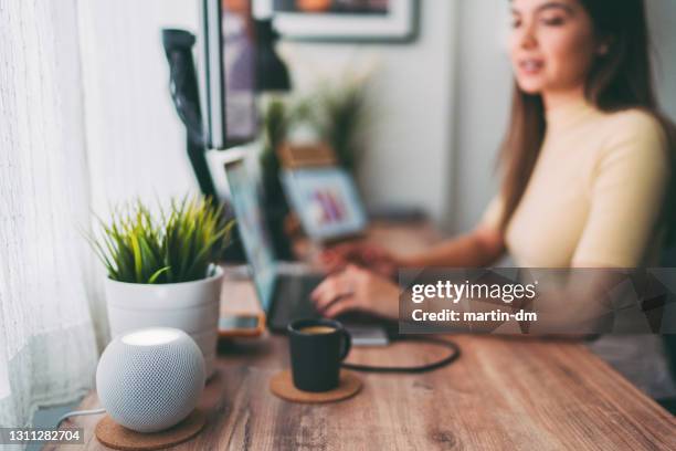 home office during covid-19 pandemic - coluna inteligente imagens e fotografias de stock