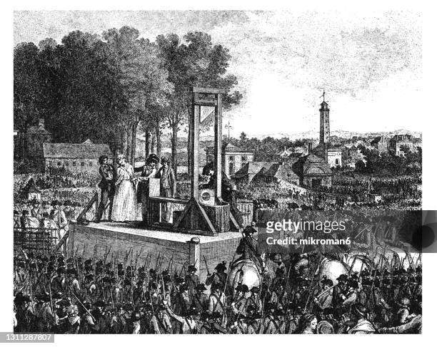 old engraved illustration of the execution of queen marie antoinette on the "revolution square" (place louis xv.) on october 16, 1793 - execution equipment - fotografias e filmes do acervo