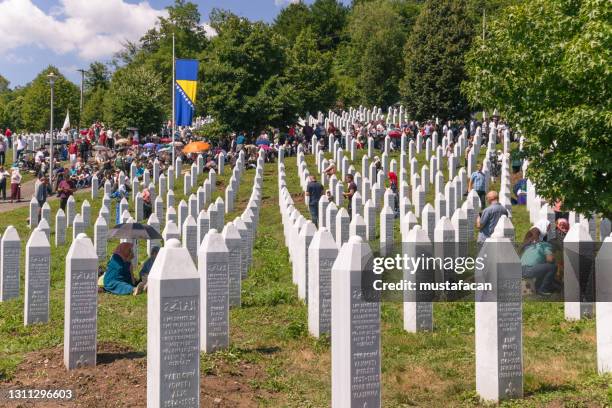 het srebrenica-potocari monument - bosnische-oorlog stockfoto's en -beelden