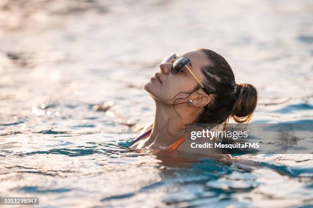portret van het vrouw ontspannen in zwembad - locs hairstyle stockfoto's en -beelden