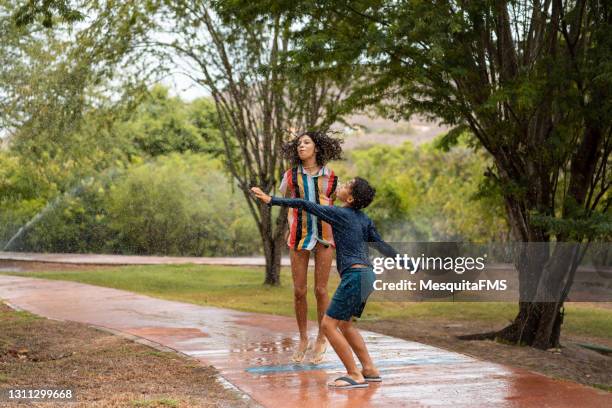 refreshing hose bath - hot latino girl imagens e fotografias de stock