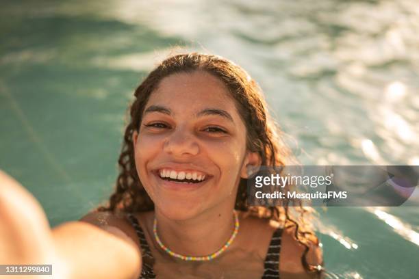 adolescente tomando un selfie junto a la piscina - girl selfie fotografías e imágenes de stock