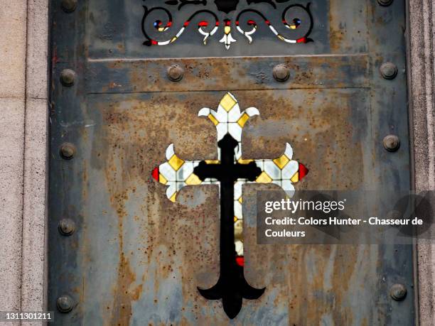 crucifix, rusty metal and stained glass in a parisian cemetery - empty tomb jesus fotografías e imágenes de stock