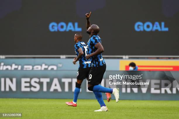 Romelu Lukaku of Internazionale celebrates after scoring their side's first goal during the Serie A match between FC Internazionale and US Sassuolo...