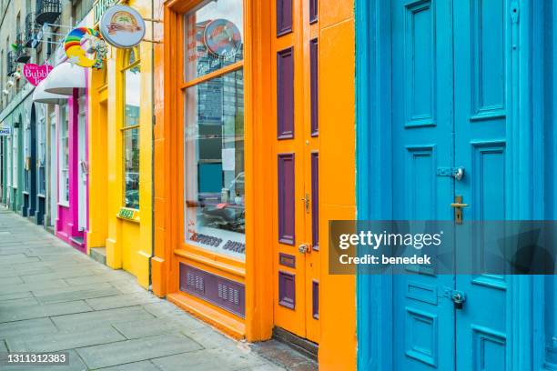 färgglada butiker i centrala edinburgh skottland - edinburgh bildbanksfoton och bilder