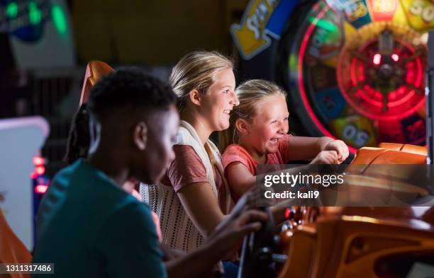 兩姐妹玩街機遊戲 - amusement arcade 個照片及圖片檔