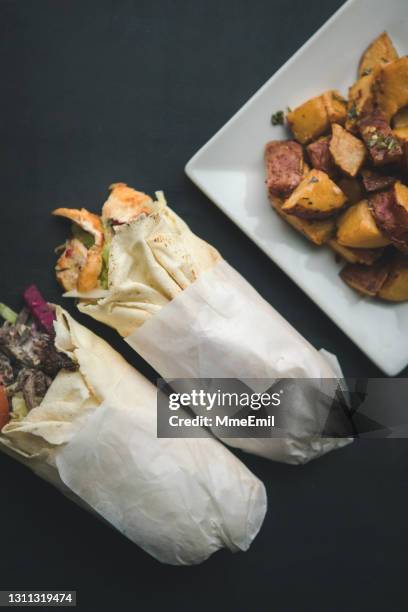 shish tawook huhn und shawarma pita sandwich, orientalischen stil street food - shawarma stock-fotos und bilder