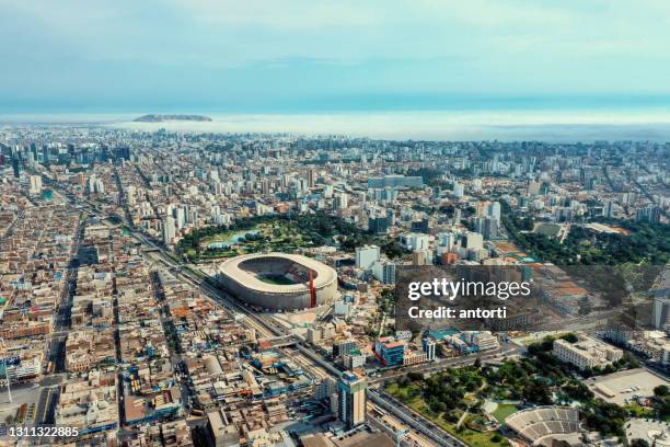 flygfoto av lima peru nationalstadion och omgivningar - lima city sights bildbanksfoton och bilder